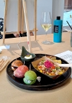 piatto aperitivo con bicchiere di vino