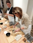 aggiunta dell'uovo alla pasta