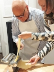 preparazione della sfoglia per i tajarin