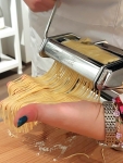 taglio dei tajarin con la macchina tagliapasta 