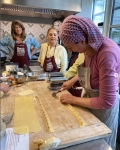 taglio dei ravioli del plin con la rotellina